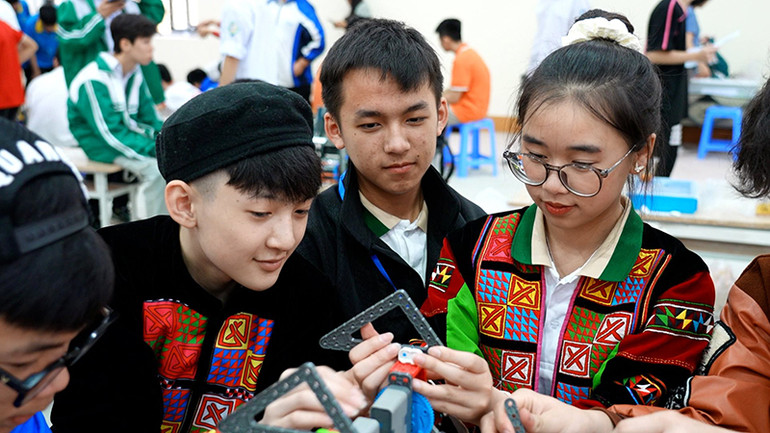 Những tiết học stem, chế tạo robot của học sinh Trường Phổ thông dân tộc nội trú THCS và THPT huyện Đồng Văn (Hà Giang).