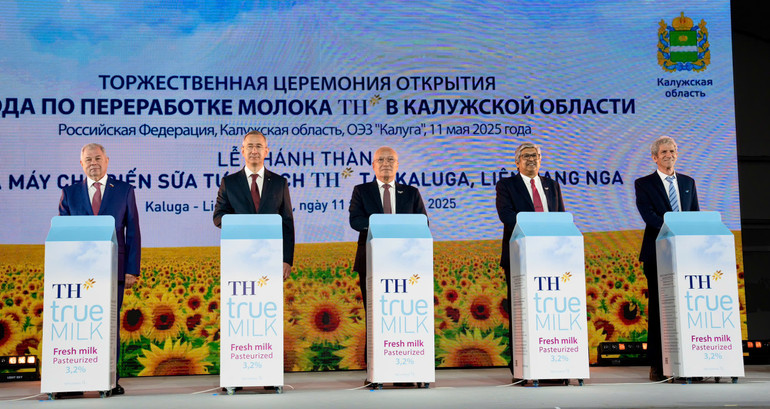 Các đại biểu nhấn nút khánh thành Nhà máy sữa TH tại Kaluga (Nga).