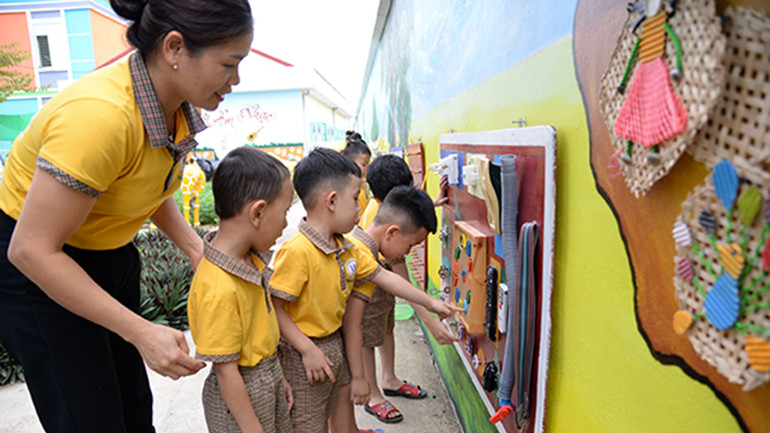 Cô trò Trường Mầm non xã Thanh Luông. Ảnh trong bài | MẠNH TRƯỜNG Cô trò Trường Mầm non xã Thanh Luông. Ảnh trong bài | MẠNH TRƯỜNG