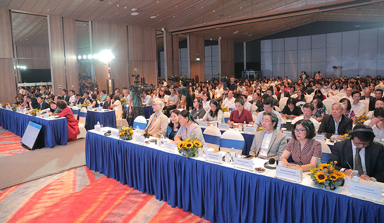 Các chuyên gia và đại biểu tham dự Hội thảo quốc tế Dinh dưỡng người Việt lần II chủ đề Dinh dưỡng Học đường năm 2024.