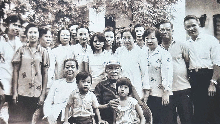 Đồng chí Dương Quang Đông cùng vợ và các con, cháu. Đồng chí Dương Quang Đông cùng vợ và các con, cháu.