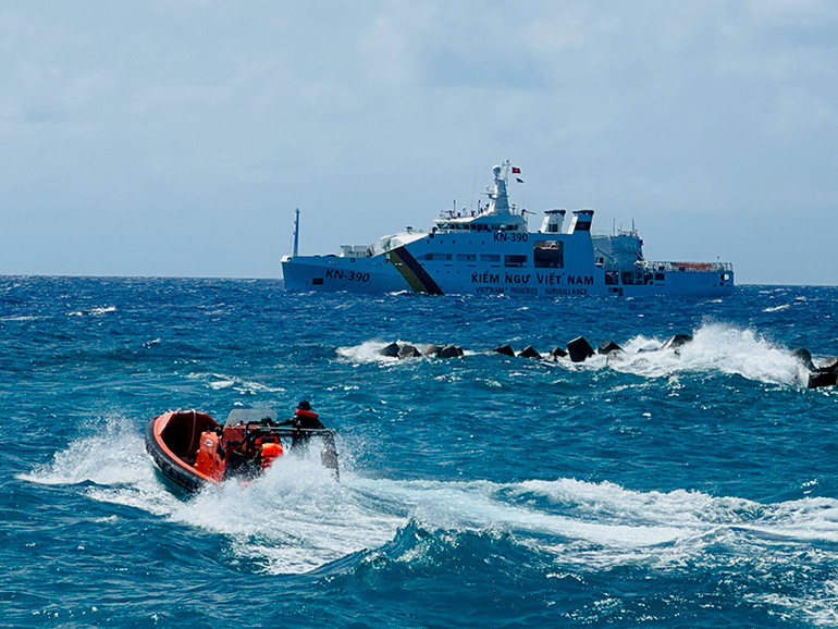 Trên vùng biển Song Tử Tây. Trên vùng biển Song Tử Tây.