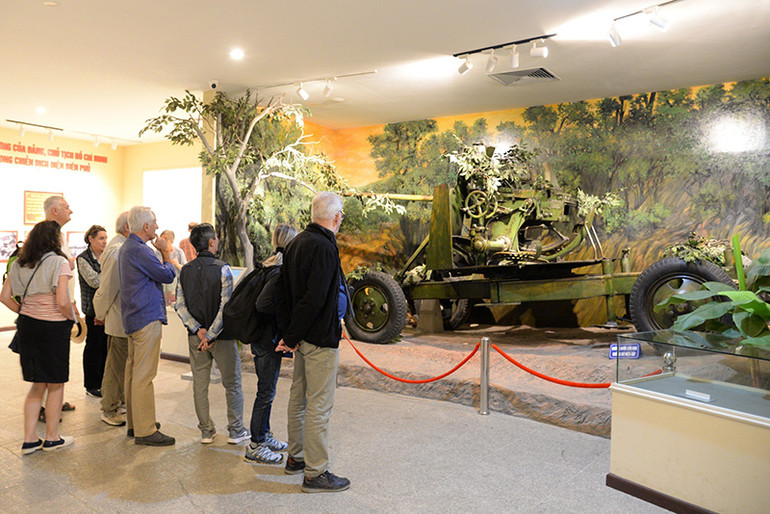 Du khách trong nước và quốc tế tham quan Bảo tàng Chiến thắng lich sử Điện Biên Phủ. Ảnh | MẠNH TRƯỜNG