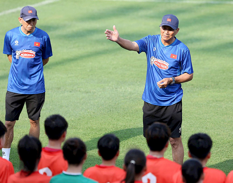 Thầy trò HLV Mai Đức Chung hội quân chuẩn bị cho mục tiêu mới. Ảnh | Hoàng Hải Thầy trò HLV Mai Đức Chung hội quân chuẩn bị cho mục tiêu mới. Ảnh | Hoàng Hải