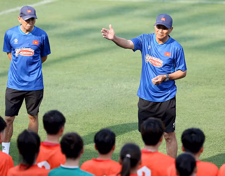 Thầy trò HLV Mai Đức Chung hội quân chuẩn bị cho mục tiêu mới. Ảnh | Hoàng Hải