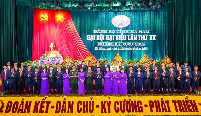 Ban Chấp hành Đảng bộ tỉnh Hà Nam khóa XX ra mắt. Ảnh trong bài | ĐÀO PHƯƠNG
