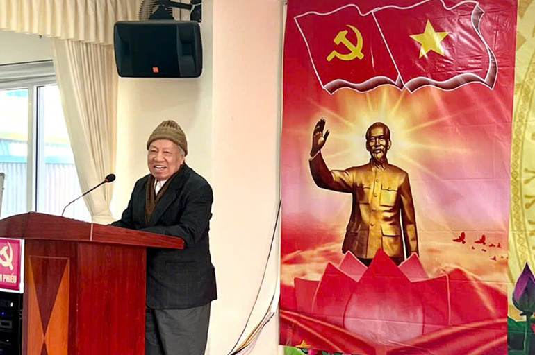 Ông Phan Văn Lai phát biểu tại Đại hội Chi bộ 8, phường Ô Chợ Dừa.