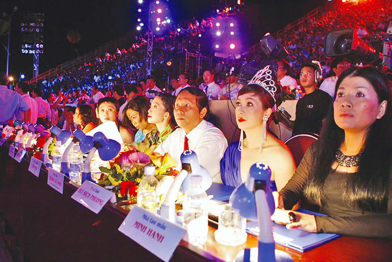 Nhà báo Dương Xuân Nam (thứ ba từ phải sang) - người khởi xướng Cuộc thi Hoa hậu Việt Nam do báo Tiền Phong tổ chức. Ảnh | HỒNG VĨNH