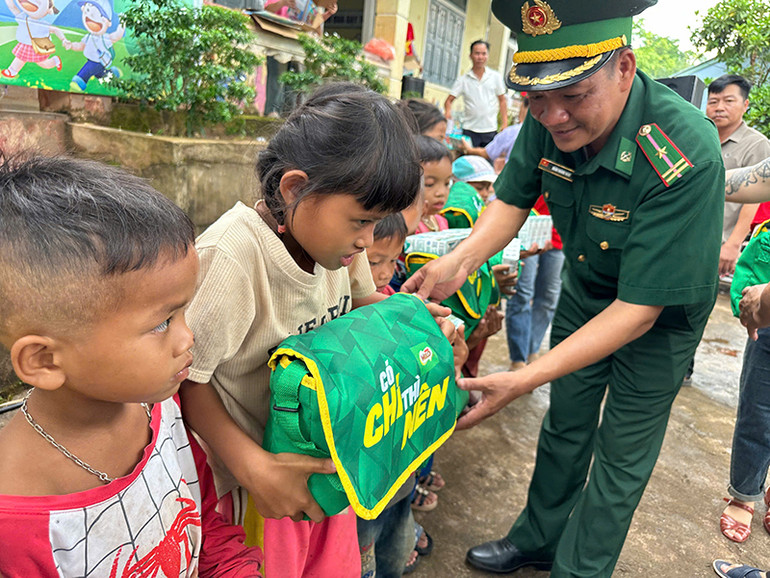 Cán bộ chiến sĩ Đồn biên phòng Ba Tầng tặng quà các cháu thiếu nhi.