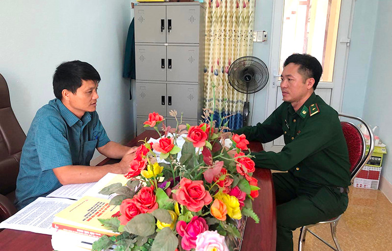 Bí thư Đảng ủy xã Thượng Hóa Đinh Thanh Văn trao đổi với Thiếu tá Bùi Khánh Toàn. Bí thư Đảng ủy xã Thượng Hóa Đinh Thanh Văn trao đổi với Thiếu tá Bùi Khánh Toàn.