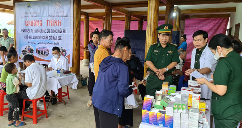 Cán bộ, chiến sĩ Đồn Biên phòng Thanh Luông khám, tư vấn và cấp thuốc miễn phí cho người dân.