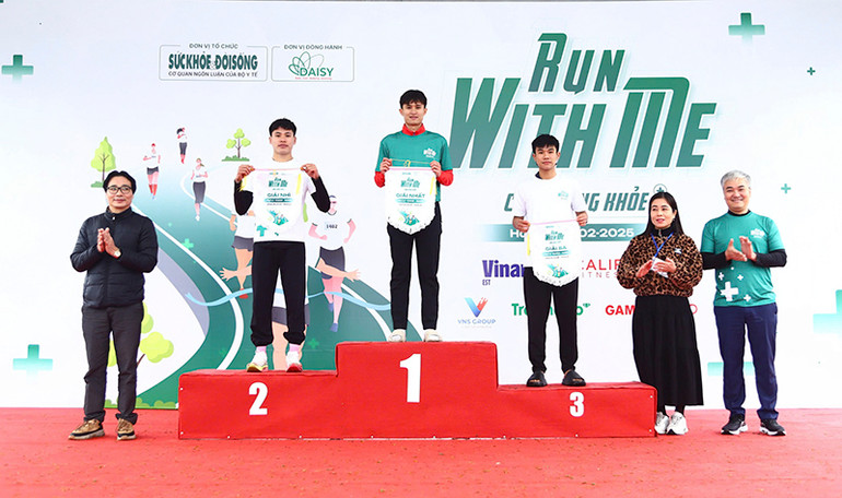 Trao giải cho các vận động viên nam Top đầu cự ly 10km.