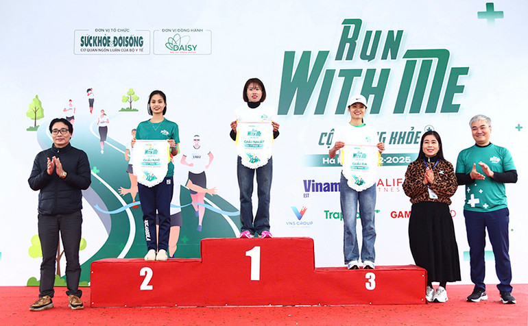 Trao giải cho các vận động viên nữ Top đầu cự ly 10km.