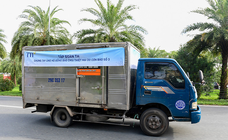 Những chuyến xe TH nhanh chóng đưa những món quà thiết thực tới người dân vùng lũ. Bên cạnh sữa, thực phẩm chế biến sẵn thì nước uống đóng chai là một trong những thứ hữu ích nhất đối với đồng bào khu vực ngập lũ.