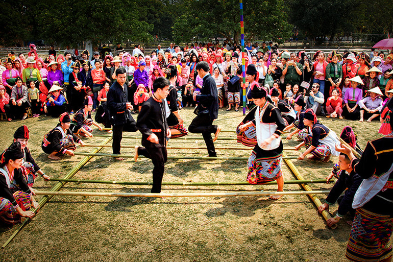 Hòa mình vào không khí lễ hội của 19 dân tộc anh em là trải nghiệm độc đáo mà du khách hào hứng đón nhận. Nguồn ảnh trong bài | Sở VHTTDL Điện Biên.