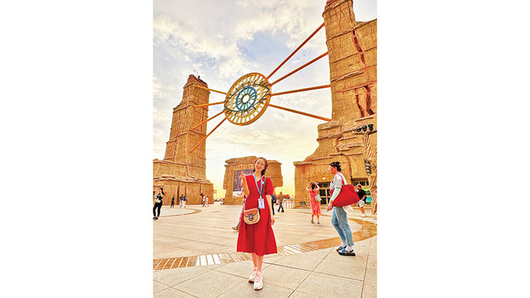 Du khách check-in tại cổng vào Thành phố Ma quỷ.