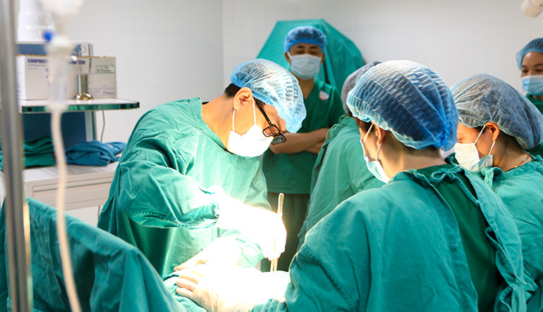 PGS, TS, BS Vũ Văn Tâm mổ thị phạm tại Bệnh viện Sản Nhi Lào Cai.