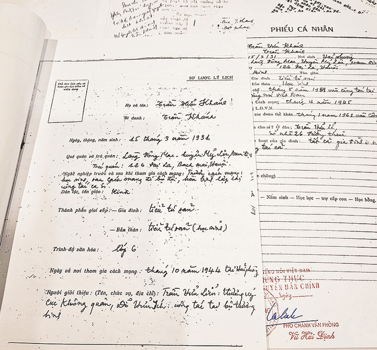 Bút tích của Trần Khánh trong lý lịch tự thuật.