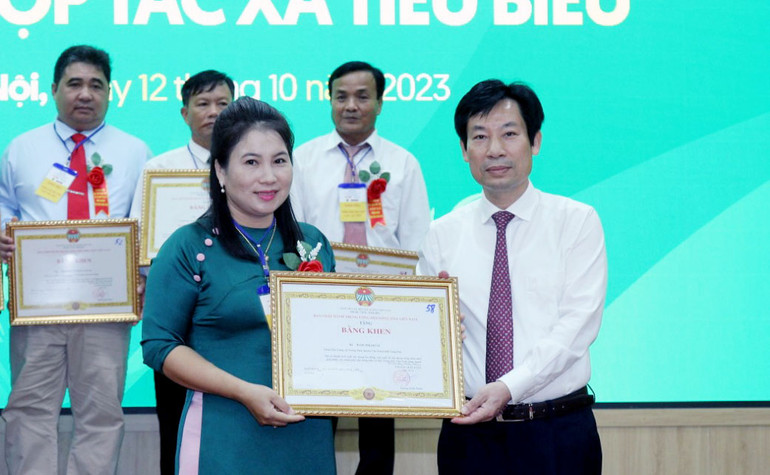 Nguyễn Phương Bắc nhận bằng khen của Trung ương Hội Nông dân Việt Nam.