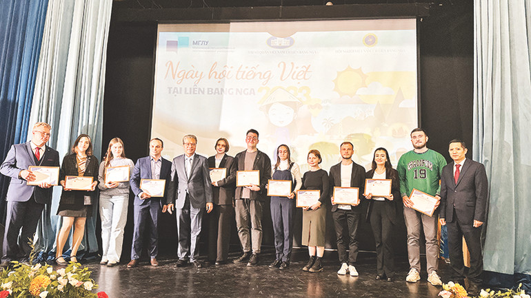 Các em học sinh Nga học tiếng Việt tiêu biểu được nhận giấy khen của Đại sứ Việt Nam.