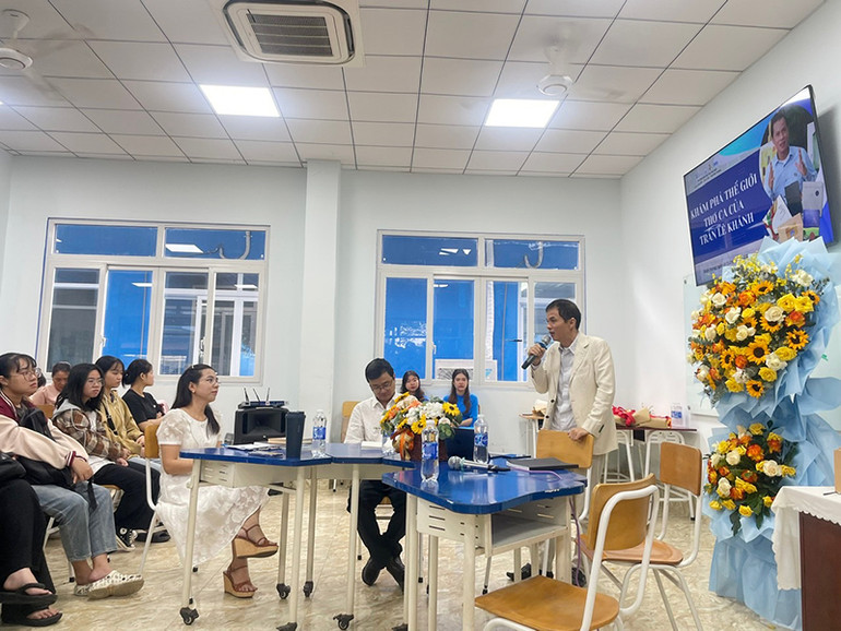 Nhà thơ Trần Lê Khánh giao lưu với sinh viên Trường đại học Thủ Dầu Một, tháng 1/2025.