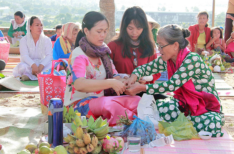 Phụ nữ Chăm chuẩn bị lễ vật cúng đền.