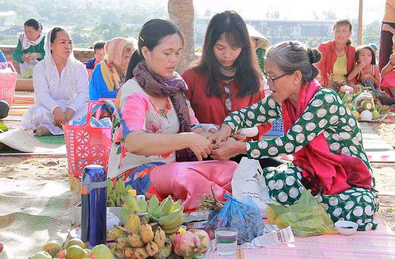 Phụ nữ Chăm chuẩn bị lễ vật cúng đền.
