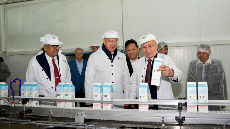 Chủ tịch Hội đồng quản trị Tập đoàn TH và Thống đốc Kaluga thăm dây chuyền nhà máy.