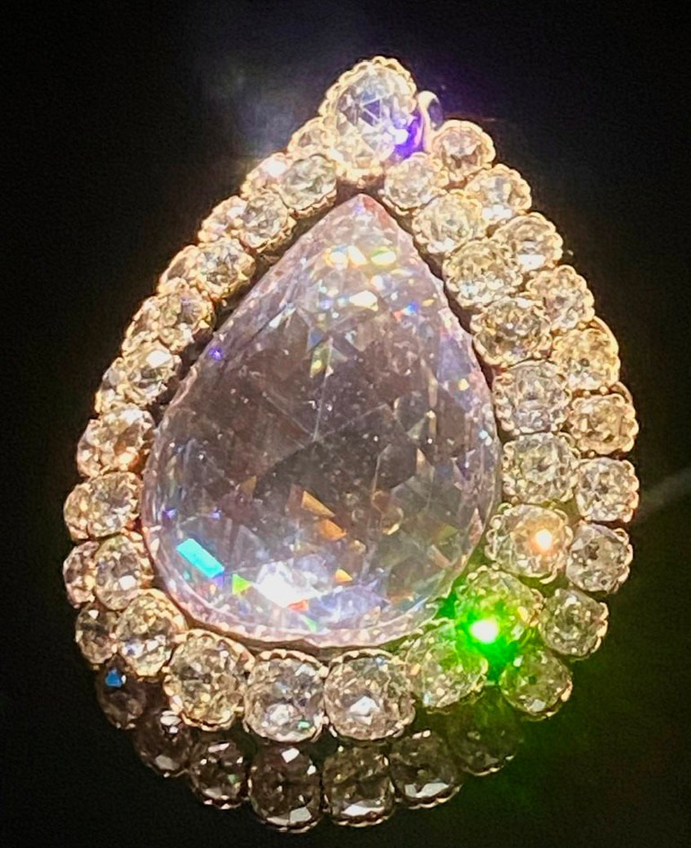 Viên kim cương nổi tiếng thế giới “Spoonmaker” với trọng lượng 86 carat, được bao quanh bởi 49 viên nhỏ hơn là bảo vật đắt giá nhất mà Topkapi may mắn sở hữu. Viên kim cương nổi tiếng thế giới “Spoonmaker” với trọng lượng 86 carat, được bao quanh bởi 49 viên nhỏ hơn là bảo vật đắt giá nhất mà Topkapi may mắn sở hữu.