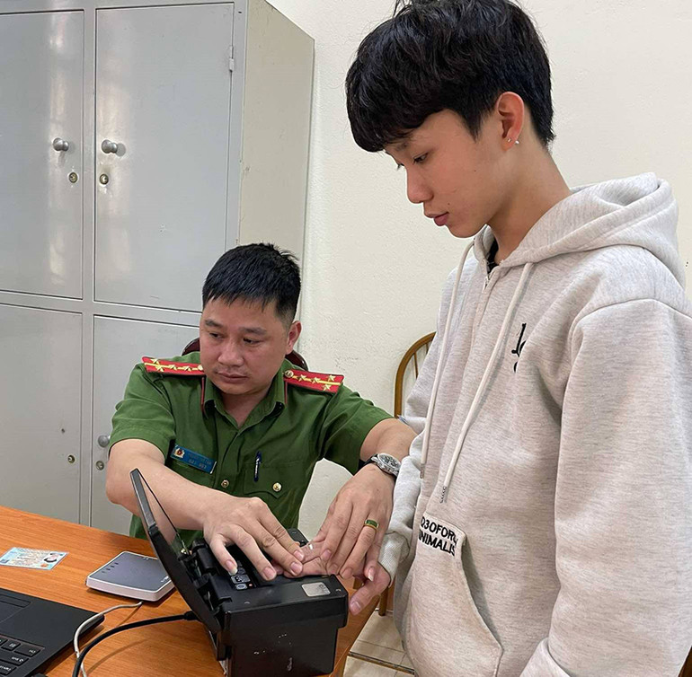Đại úy Phùng Thế Tân, Công an phường Mường Thanh làm thủ tục đổi Căn cước cho công dân Nguyễn Quang Trung. Đại úy Phùng Thế Tân, Công an phường Mường Thanh làm thủ tục đổi Căn cước cho công dân Nguyễn Quang Trung.