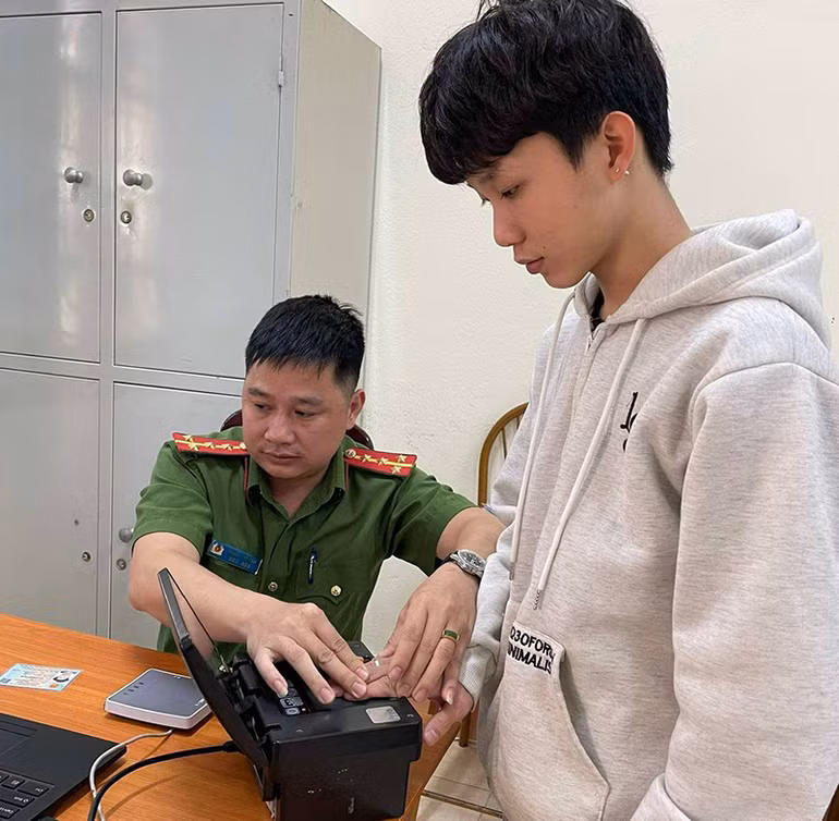 Đại úy Phùng Thế Tân, Công an phường Mường Thanh làm thủ tục đổi Căn cước cho công dân Nguyễn Quang Trung.