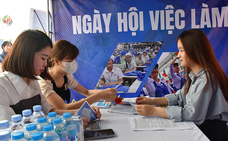 Lao động nữ tìm việc tại Ngày hội việc làm.