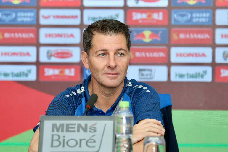 Huấn luyện viên Jesus Casas phát biểu tại buổi họp báo.