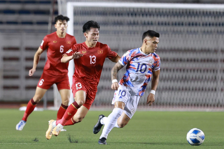 Các cầu thủ Philippines không chịu khuất phục với cách biệt tỷ số mong manh. (Ảnh: Hải Hoàng)