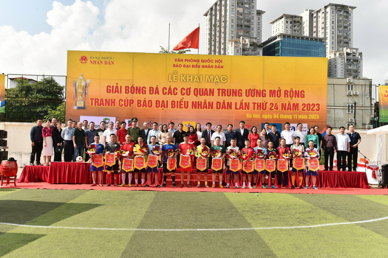 16 đội bóng tham dự giải đấu.