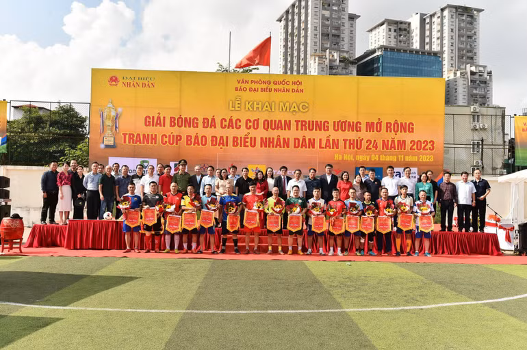 16 đội bóng tham dự giải đấu.