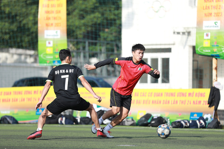 Các cầu thủ tranh tài đầy quyết liệt để góp mặt tại chung kết.