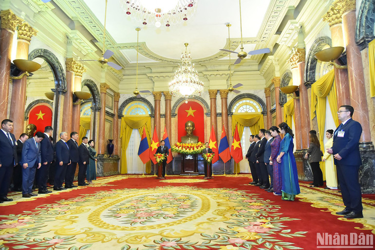 Quang cảnh buổi gặp gỡ báo chí của Chủ tịch nước Võ Văn Thưởng và Tổng thống Mông Cổ Ukhnaagiin Khurelsukh.