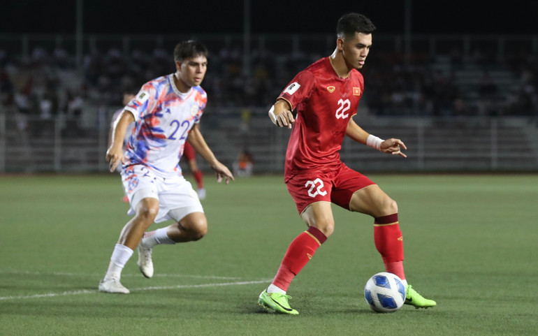 Các cầu thủ áo đỏ chiếm thế chủ động sau bàn thắng dẫn trước. (Ảnh: Hải Hoàng)