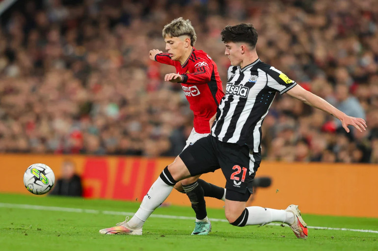 Tino Livramento ngăn cản Garnacho trước khi kiến tạo bàn thắng mở tỷ số trước Manu tại Carabao Cup.