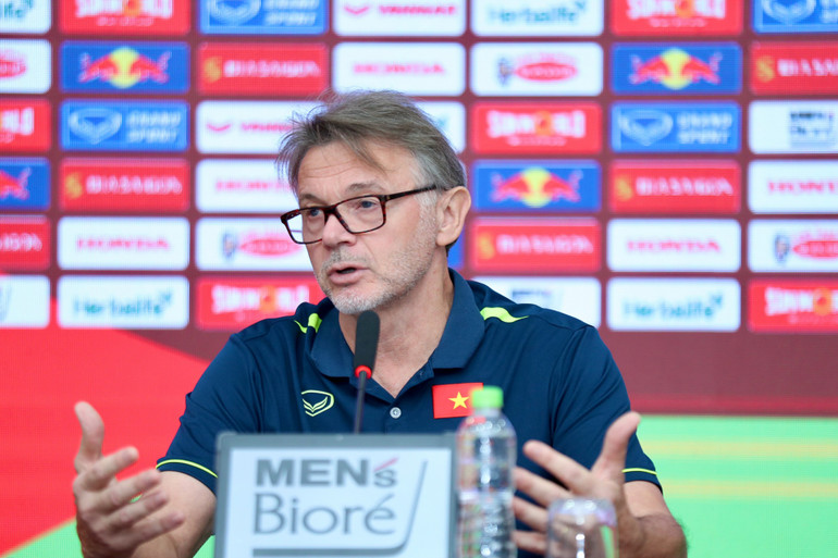 Huấn luyện viên Philippe Troussier tại buổi họp báo.