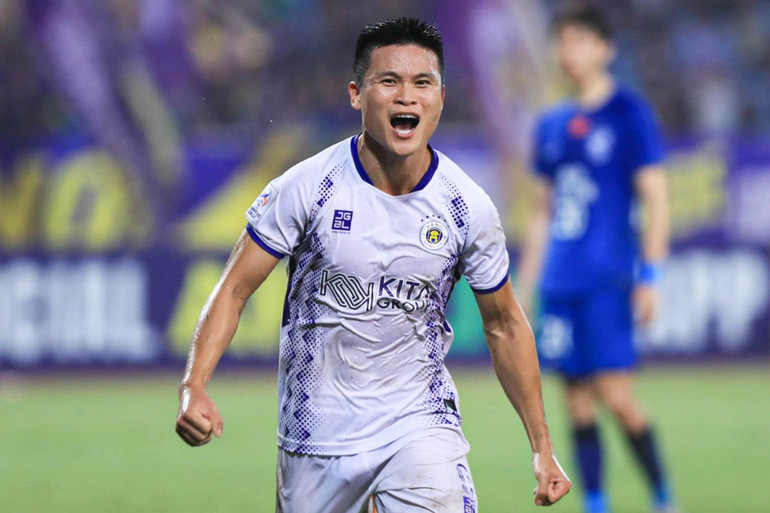 Tiền đạo Phạm Tuấn Hải ăn mừng đầy cảm xúc.