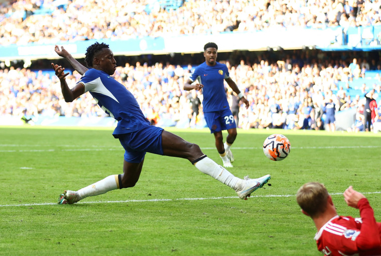 Một trong số những pha bỏ lỡ khó tin của Jackson khi đệm bóng cận thành.