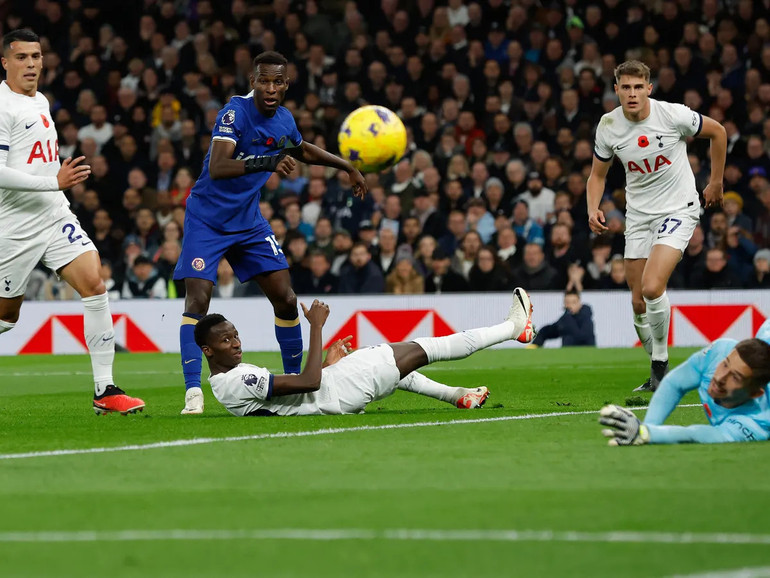 Chelsea bế tắc trong việc khoan phá hàng phòng ngự Tottenham.