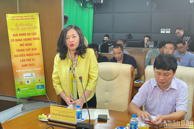 Tổng Biên tập báo Đại biểu Nhân dân, Trưởng Ban tổ chức giải Phạm Thị Thanh Huyền phát biểu tại lễ bốc thăm và xếp lịch thi đấu.