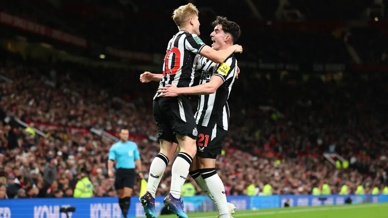 Lewis Hall và Livramento ăn mừng bàn thắng vào lưới Manu tại Carabao Cup.