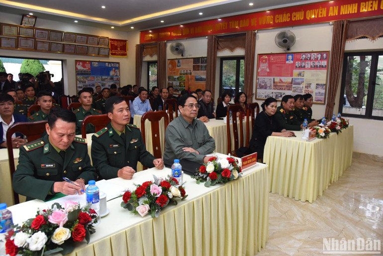 Thủ tướng Phạm Minh Chính thăm, động viên cán bộ, chiến sĩ Đồn Biên phòng Huổi Luông.