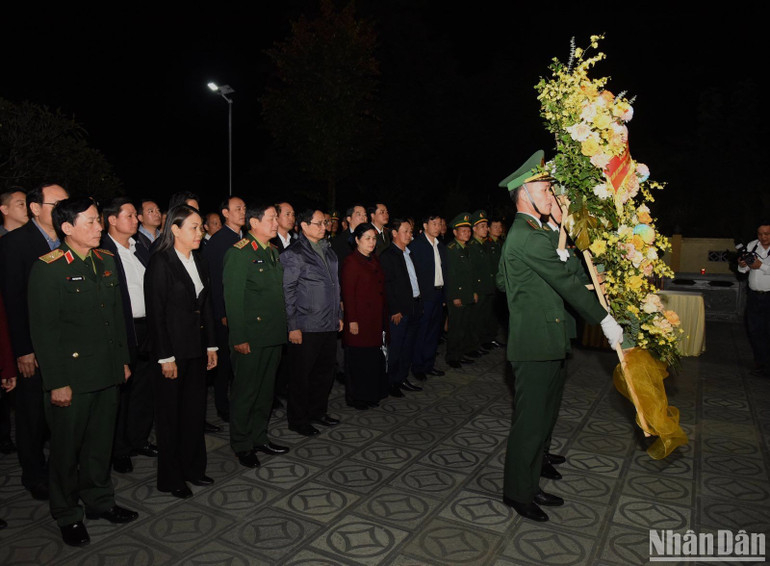 Thủ tướng Phạm Minh Chính dâng hương, dâng hoa tại Nhà bia ghi tên các Anh hùng liệt sĩ.
