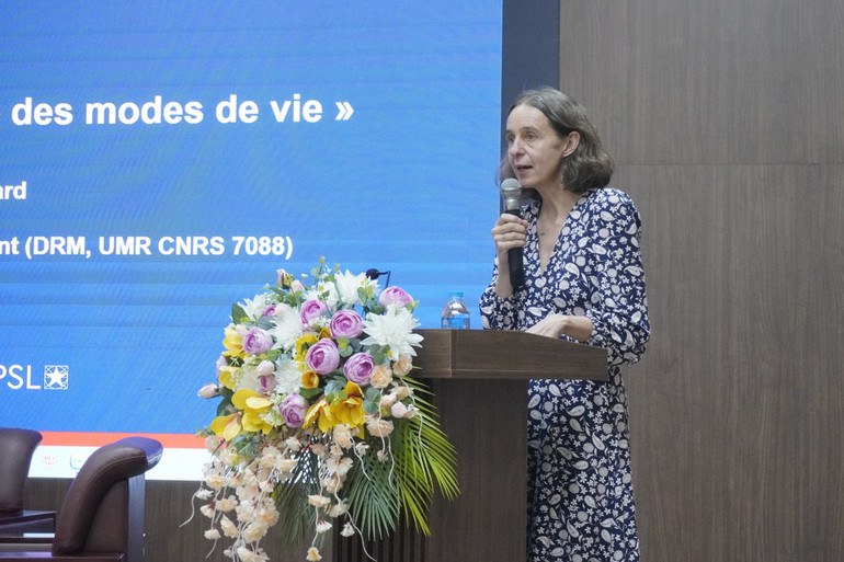 Giáo sư Valérie Guillard phát biểu tại buổi tọa đàm. (Ảnh: CHÍ CÔNG)