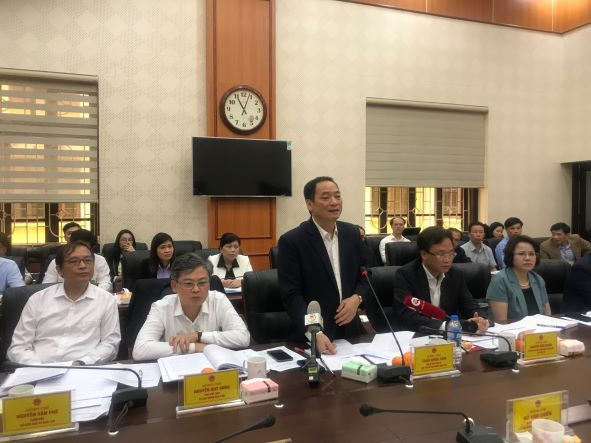 Chủ tịch Ủy ban nhân dân tỉnh Hưng Yên Trần Quốc Văn giải trình với Đoàn giám sát của Ủy ban Thường vụ Quốc hội.